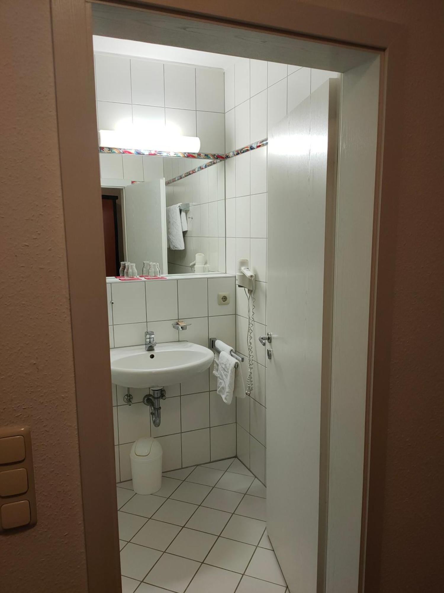 Hotel Zur Eisenbahn ロートガウ エクステリア 写真