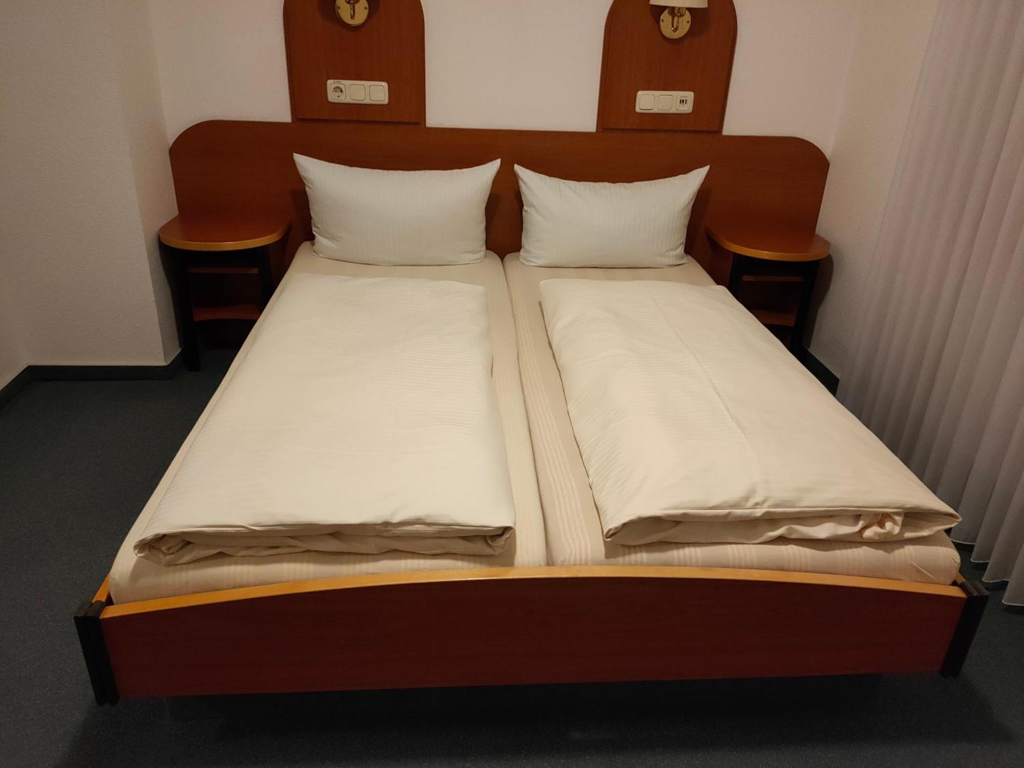 Hotel Zur Eisenbahn ロートガウ エクステリア 写真